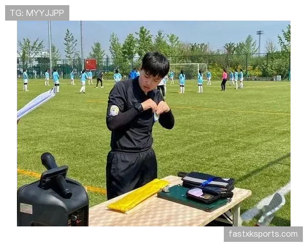 足球规则中合法冲撞的判罚标准与裁判关键判断点解析